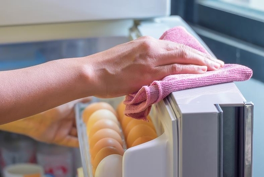 Tại sao trong tủ lạnh có nước tụ lại? Nó từ đâu mà ra và phải làm gì để sửa?
