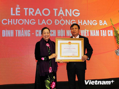 Trao Huân chương Lao động cho Chủ tịch Hội Người Việt Nam tại Cộng hòa Czech