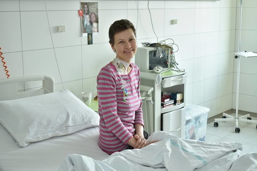 Cô Justyna ở TP Rybnik với căn bệnh ung thư hạch non-Hodgkin (chłoniak nieziarniczy) đã được chữa trị bằng một phương pháp sáng tạo mới - CAR-T cells, trong Viện Ung bướu Quốc gia (NIO) ở Gliwice